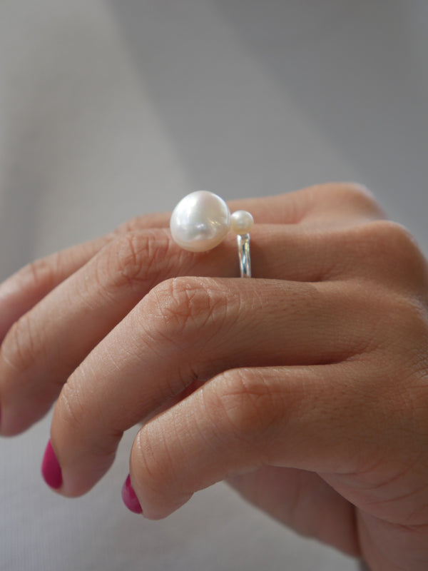 pearl ring freshwater adjustable white gold real pearl ring. statement pearl rings. adjustable rings dainty with real pearls. June birthstone rings. unique, trending, popular, unique, instagram and tiktok famous brands Kesley Boutique. big pearl little pearl adjustable ring. jewelry store in Miami. Jewelry store in Brickell. Best jewelry store in the USA. Unique jewelry store. Waterproof rings. instagram famous brands. Tiktok famous brands 